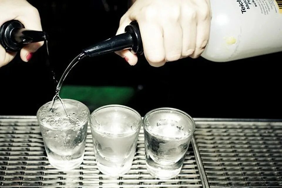 Па налить. Па налить. Па налить. Вода питьевая в стакане. Диффузия чая в холодной и горячей воде.