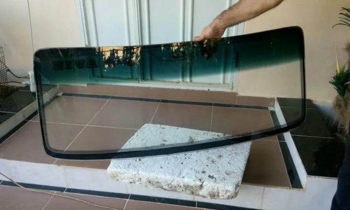 Лобовое двухслойное стекло на ниву 2121-213. Лобовое стекло на ваз 21214. Лобовое стекло ваз нива 2121. Солнцезащитный лобового козырек нива 2123. Лобовое стекло на ваз 21214.