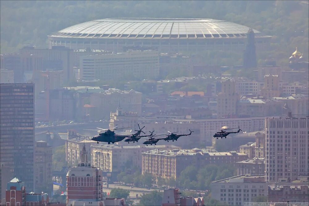 Гроза над кремлем. Над москвой устанавливают. Над москвой устанавливают. Башни в москве высота. Щит над москвой.