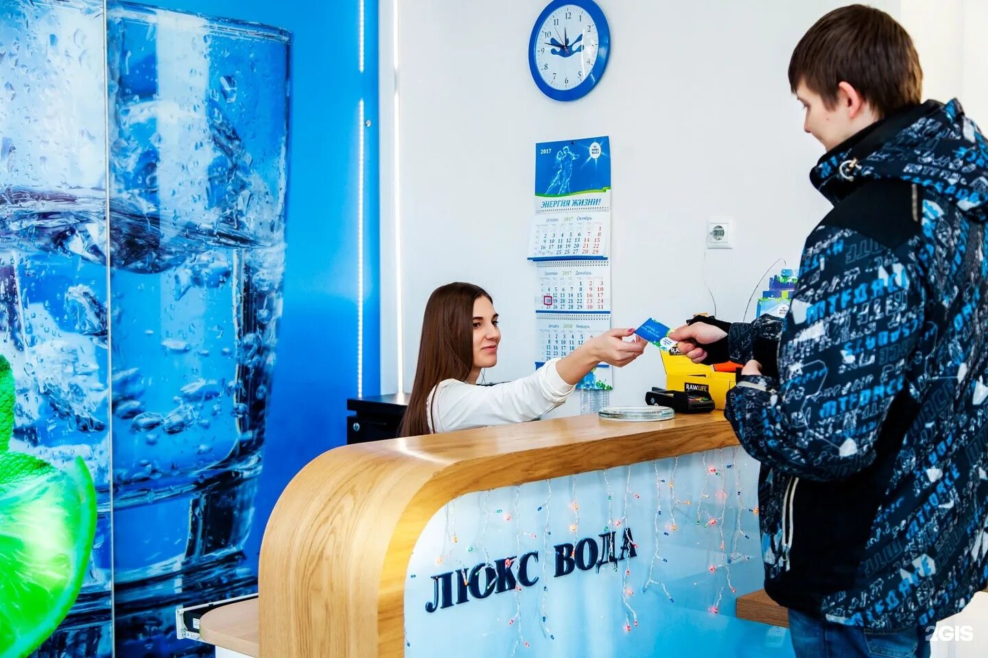 Передача холодной воды челябинск. Люкс вода Миасс. Люкс вода вода. Вода в магазине. Павильоны Люкс вода.