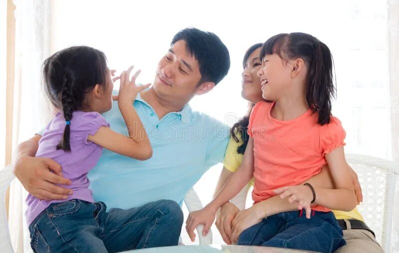 Korean family. Азиатский папа. Папа и дочка азия. Азиатский папа. Азиатские отец и дочь.