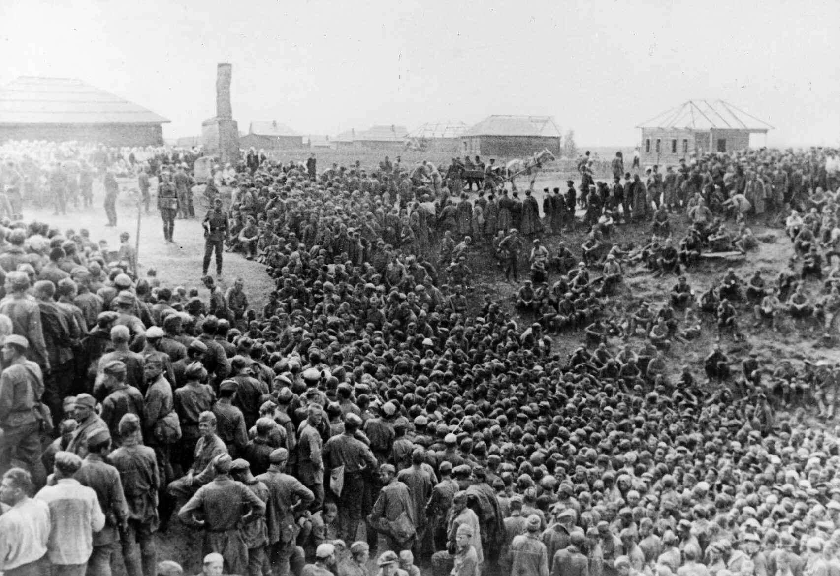 Смоленск 1941 военнопленные. Г. Смоленск 1941 военнопленные. Немецкие лагеря для военнопленных 1941 1945. Лагерь военнопленных =уманская яма=.