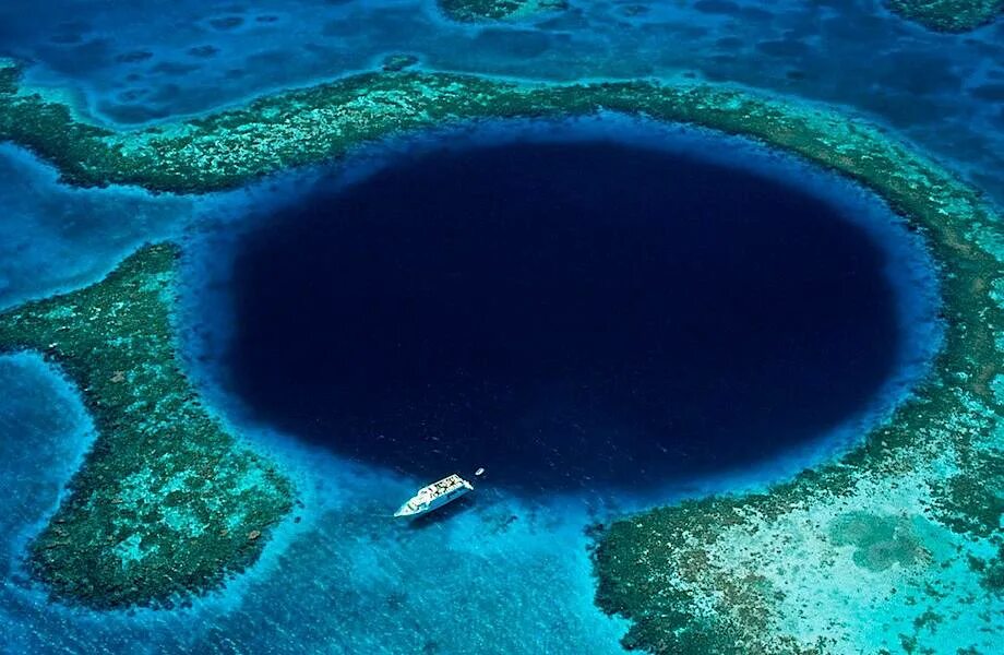 Блю хоул голубая дыра. Марианский жёлоб океанические впадины. Белизский барьерный риф и большая голубая дыра. Впадина в белизе. Барьерный риф белиз.