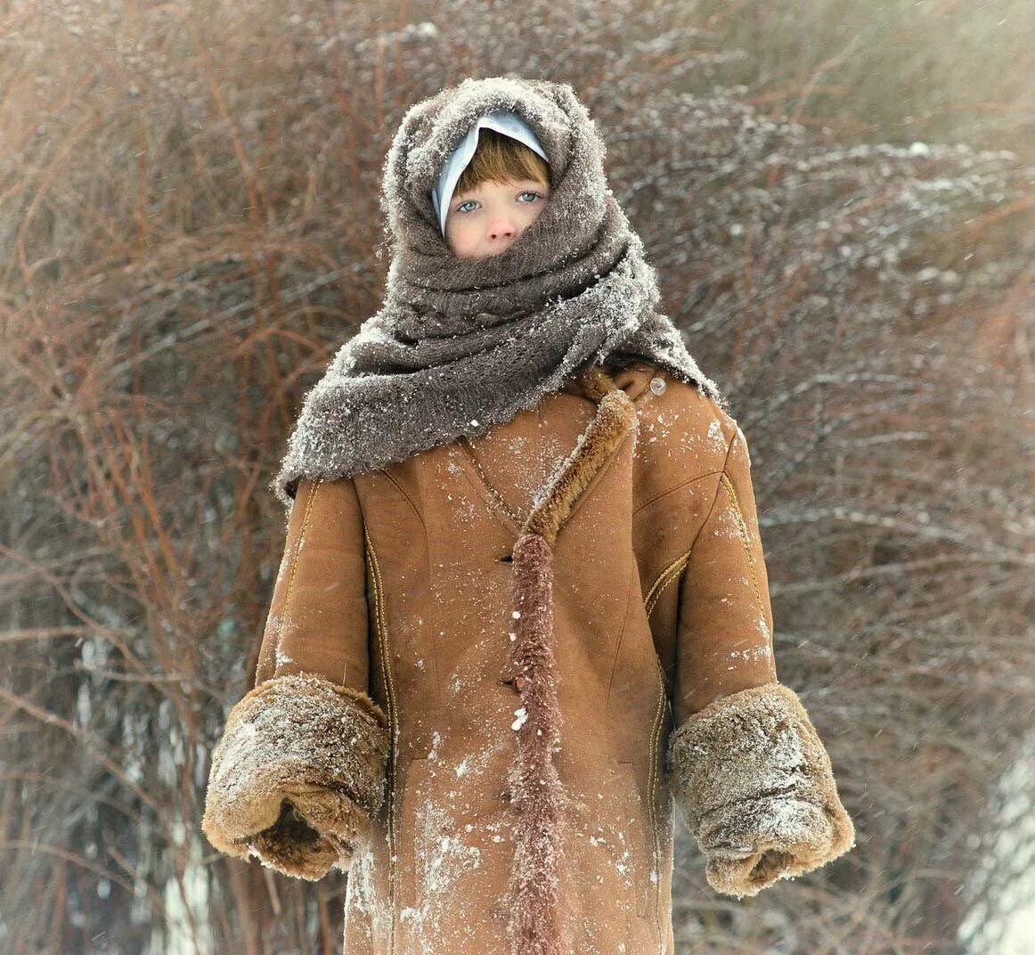 Дети одевались потеплее. Тепло одетый. Тепло одетый человек. Тепло одетый ребенок. Девушка очень тепло одета.