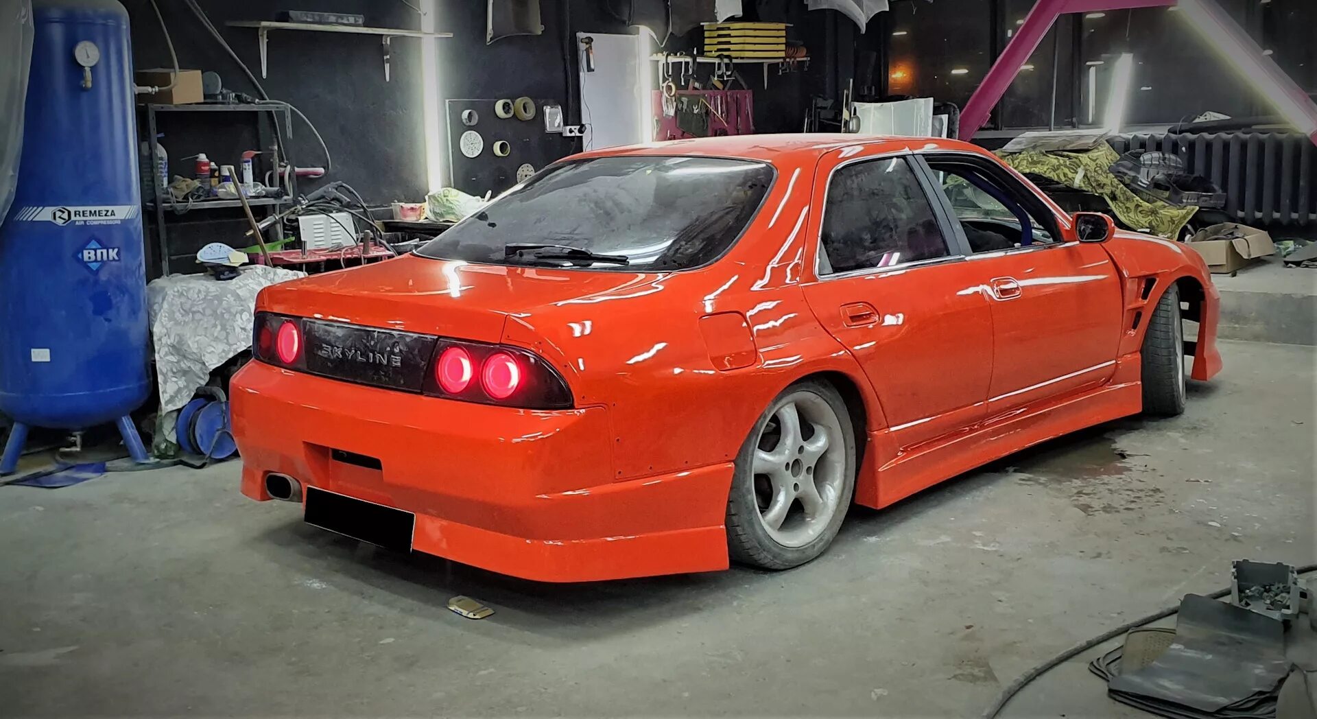 Апгрейд 33. Nissan Skyline r33 sedan. Nissan Skyline r33 body Kit. Skyline r33 седан. Nissan Skyline r33 расширение.