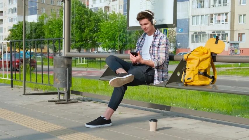 Стоит на остановке. Студенты на остановке. Мужчина стоит на остановке. Автобусная остановка с людьми. Люди на остановке зимой.