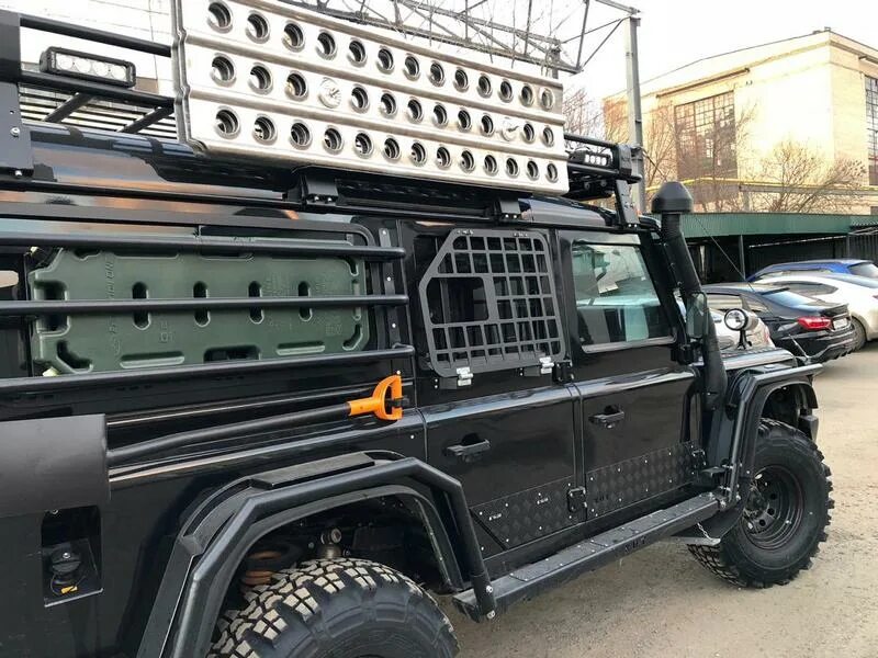 Land Rover Defender 110 защита. Defender 110 в обвесе. Диодная балка ленд Ровер Дефендер. Пороги на Дефендер 90. Преобразователь defender