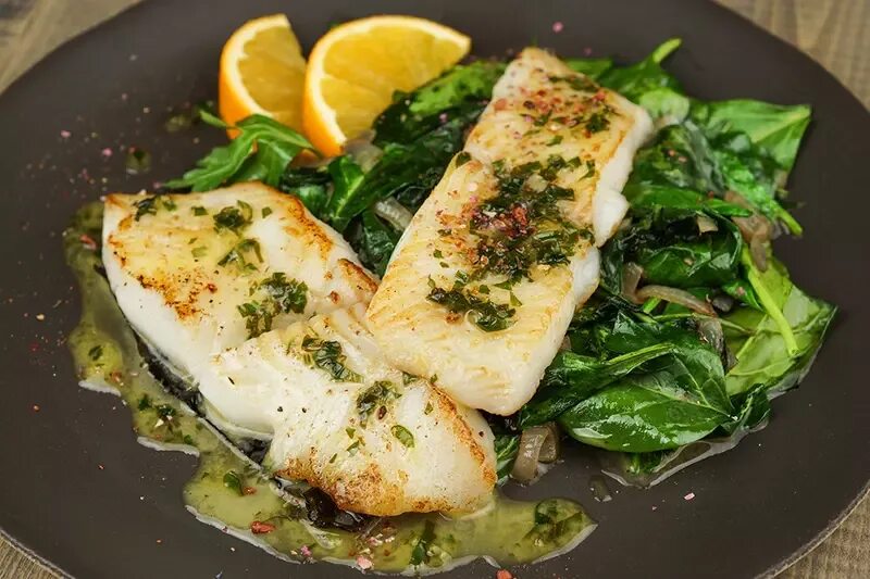 Палтус рецепт быстро и вкусно. Палтус со шпинатом. палтус приготовленный. палтус запеченный. палтус жареный.
