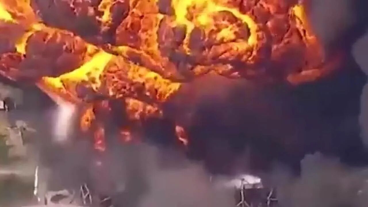 Пожар в США на нефтеперерабатывающем заводе. В США горит нефтеперерабатывающий завод. Взрыв н1.