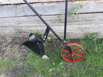 Плуг с колесом ручной