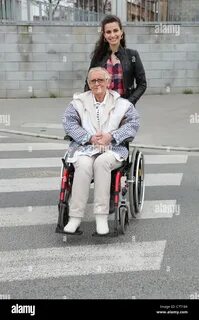 Помощника бабушка