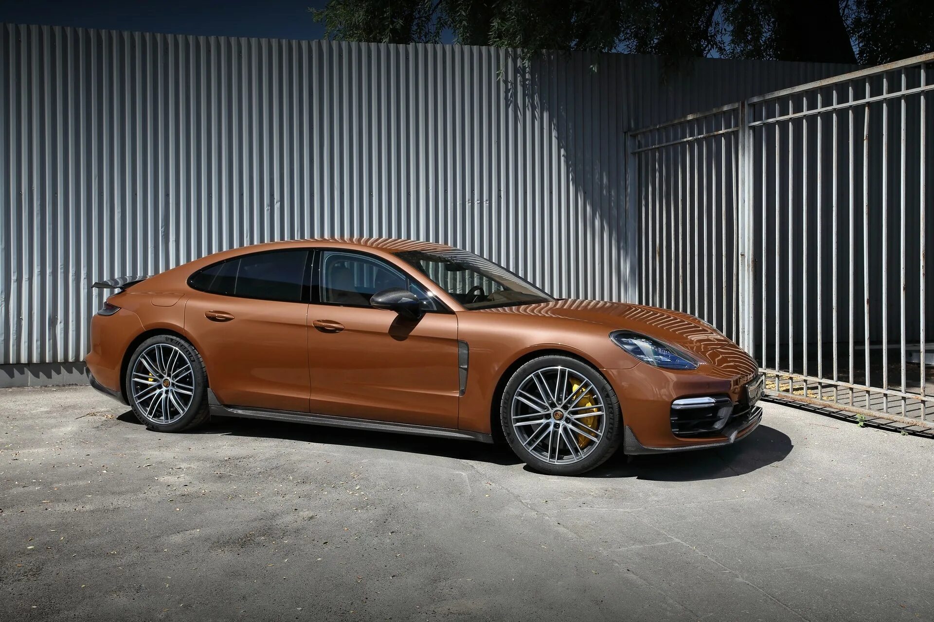 Brown edition. Porsche Panamera 971. Шоколадная Панамера. Panamera коричневые диски.