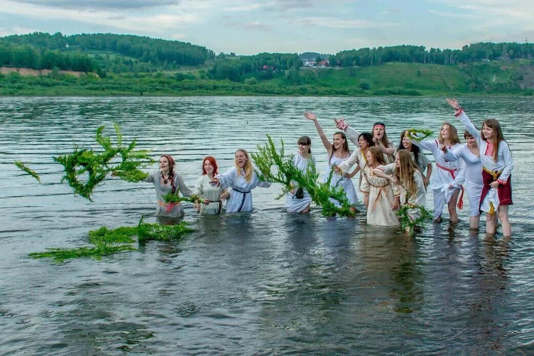 Купания на природе. Озеро на Ивана Купала. С праздником Ивана Купала.