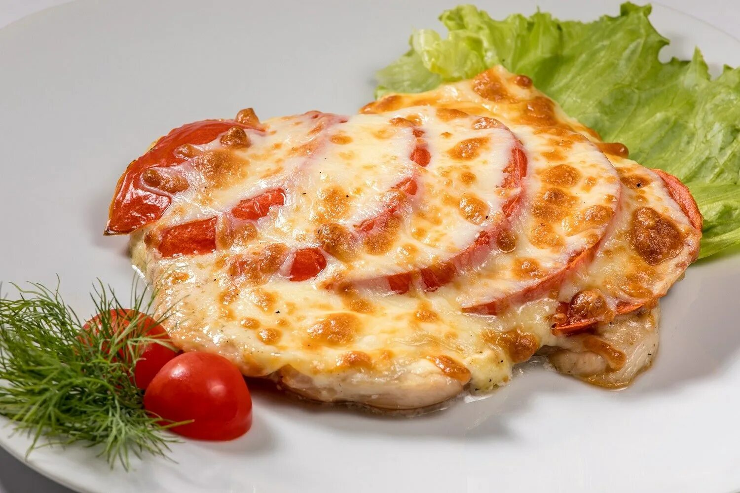Свиные отбивные с помидорами. Куриная грудка с помидорами под сыром. куриное филе запеченное с помидорами и сыром. отбивная куриная грудка с помидорами и сыром в духовке. куриное филе под сыром с помидорами.