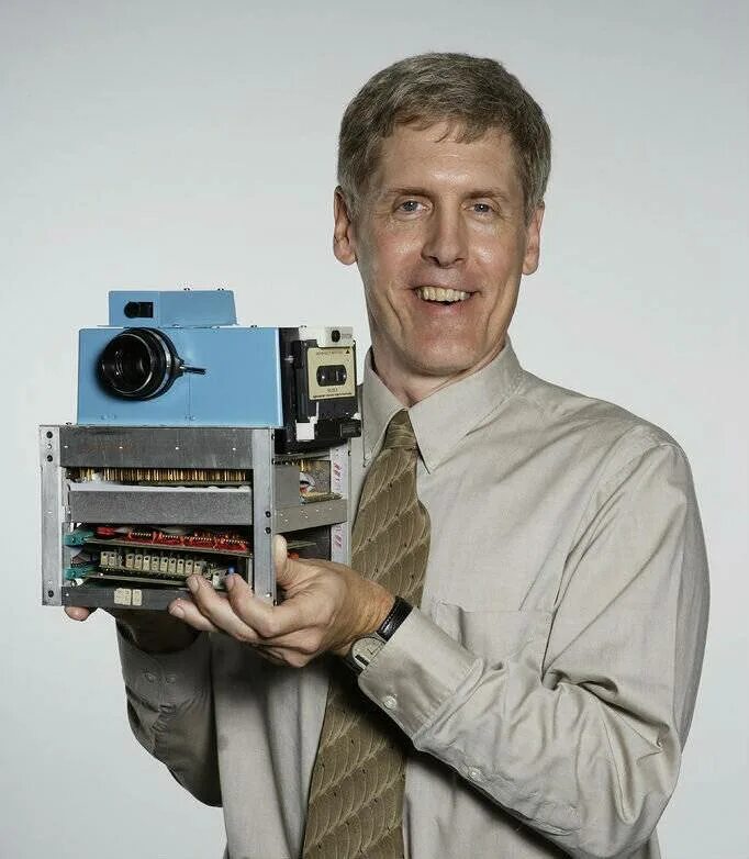 Первая цифровая компания. Стив Сассон Кодак. Стив Сассон 1976. Первая цифровая камера Kodak 1975.