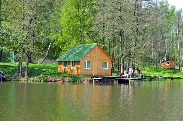Баня на берегу реки. Беседка с баней на дамбе у пруда. Баня у пруда. Рыбалка в подмосковье. Платная рыбалка в подмосковье.