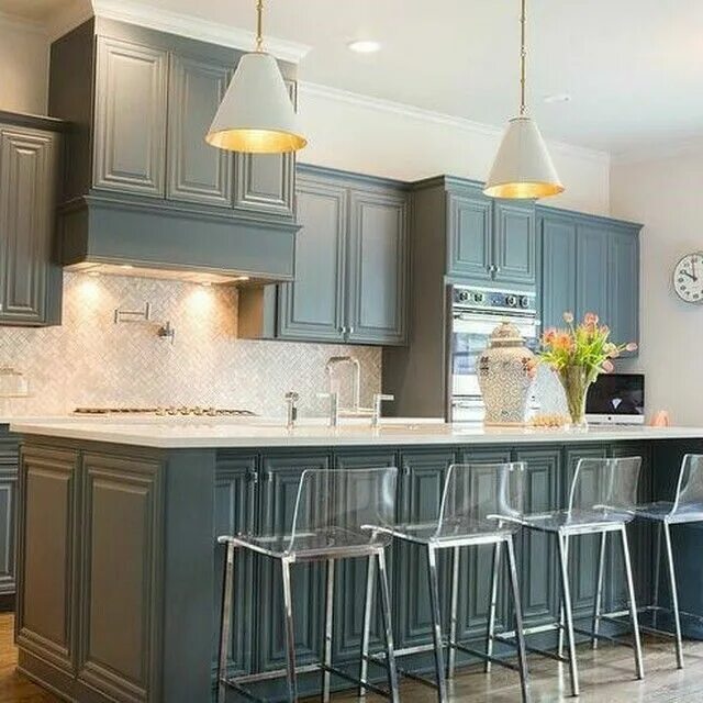 R kitchen. Кухня цвета нардо грей. grey kitchen with blue.