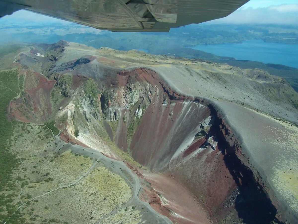 Гора Таравера (Mount Tarawera). Аэрофотография в геологии. Аэрофотоснимки. Аэрофотоснимок горы. Самый большой географический объект в мире