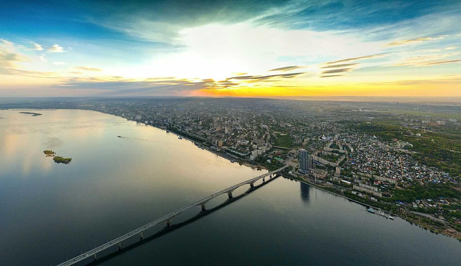 Саратов это город на волге. Панорама Саратов. Саратов город на Волге. Волга Энгельс Саратов. Панорама Саратова с Волги.