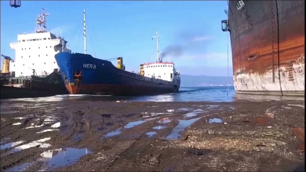 Судно видео. Авария судна. Корабль на мели. Аварии судов типа река-море. Авария судна Трансконтейнера.