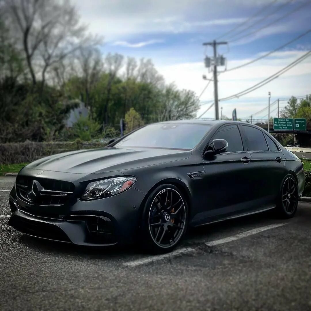 Черный матовый мерседес. Mercedes e63s AMG. Mercedes Benz s63 AMG черный. Mercedes AMG e63 s черная. Мерседес s63 матовый черный.