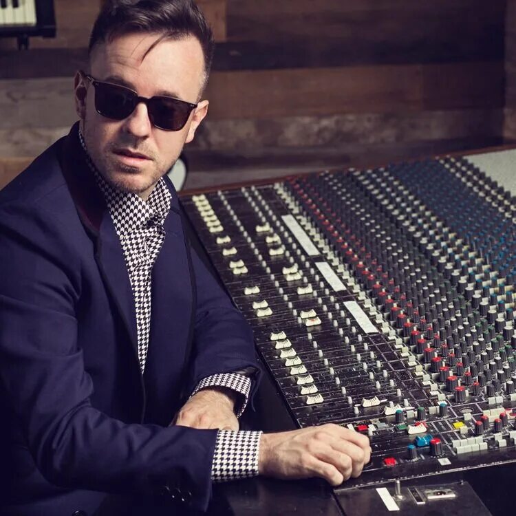 Producer blog. американский битмейкер. музыкальное программирование. Music producer funny picture. музыкальная студия.