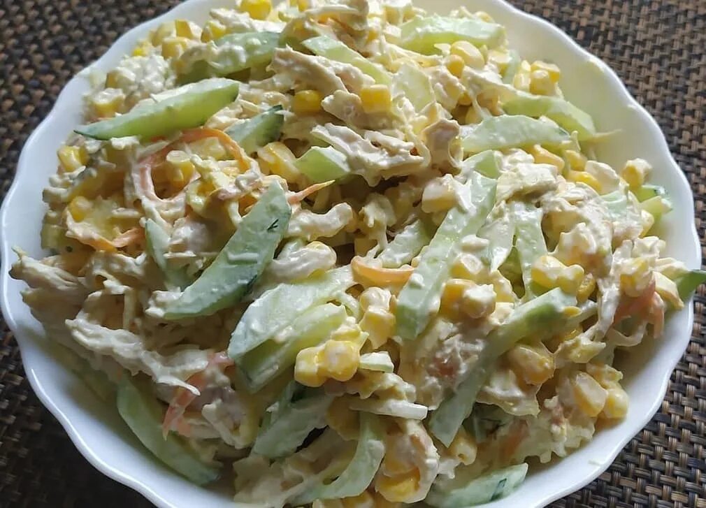 Салат с блинчиками кукурузой и огурцом. Салат из копчёной курицы с яичными блинчиками. Салат кукуруза и яичный блин. Салат курица огурец яйцо. Салат с яичными блинчиками.