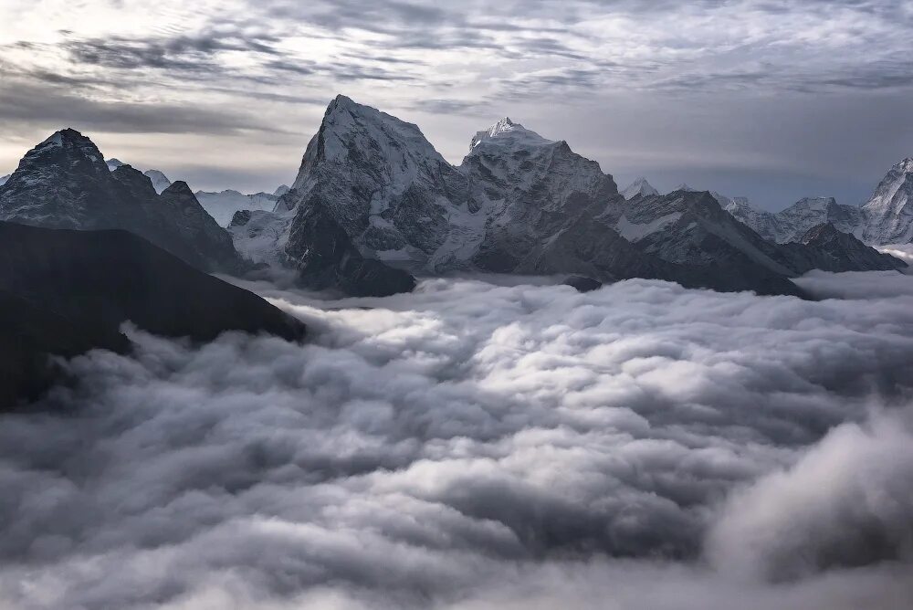 Кавказские горы грузия. Алатау башкортостан гора. Горный хребет апусени, румыния. Кордильеры леса канады. Горов.