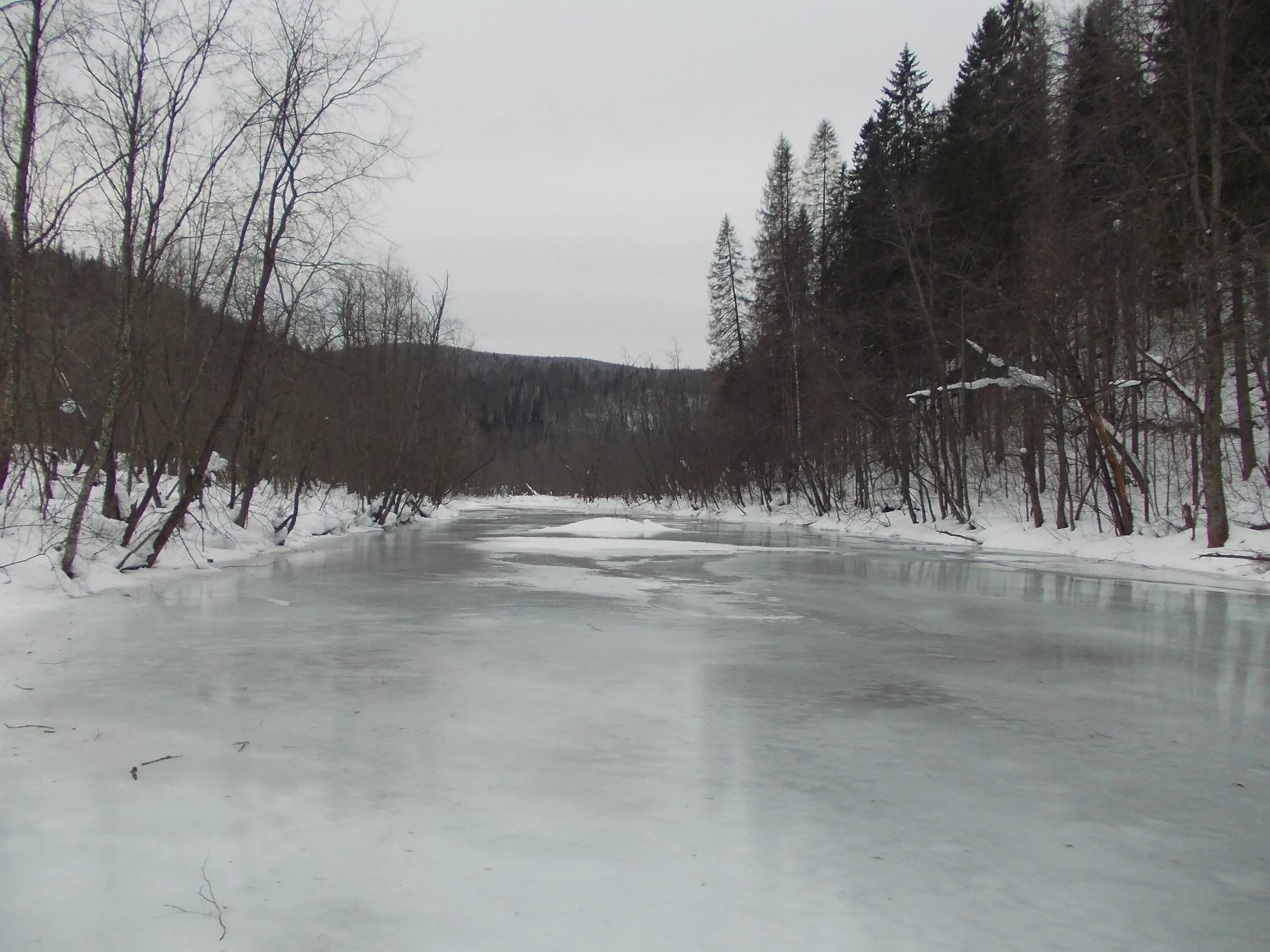 Река зимой. Зимняя река подо льдом. Речка подо льдом. Зимняя речка подо льдом. Лед покрытый снегом.