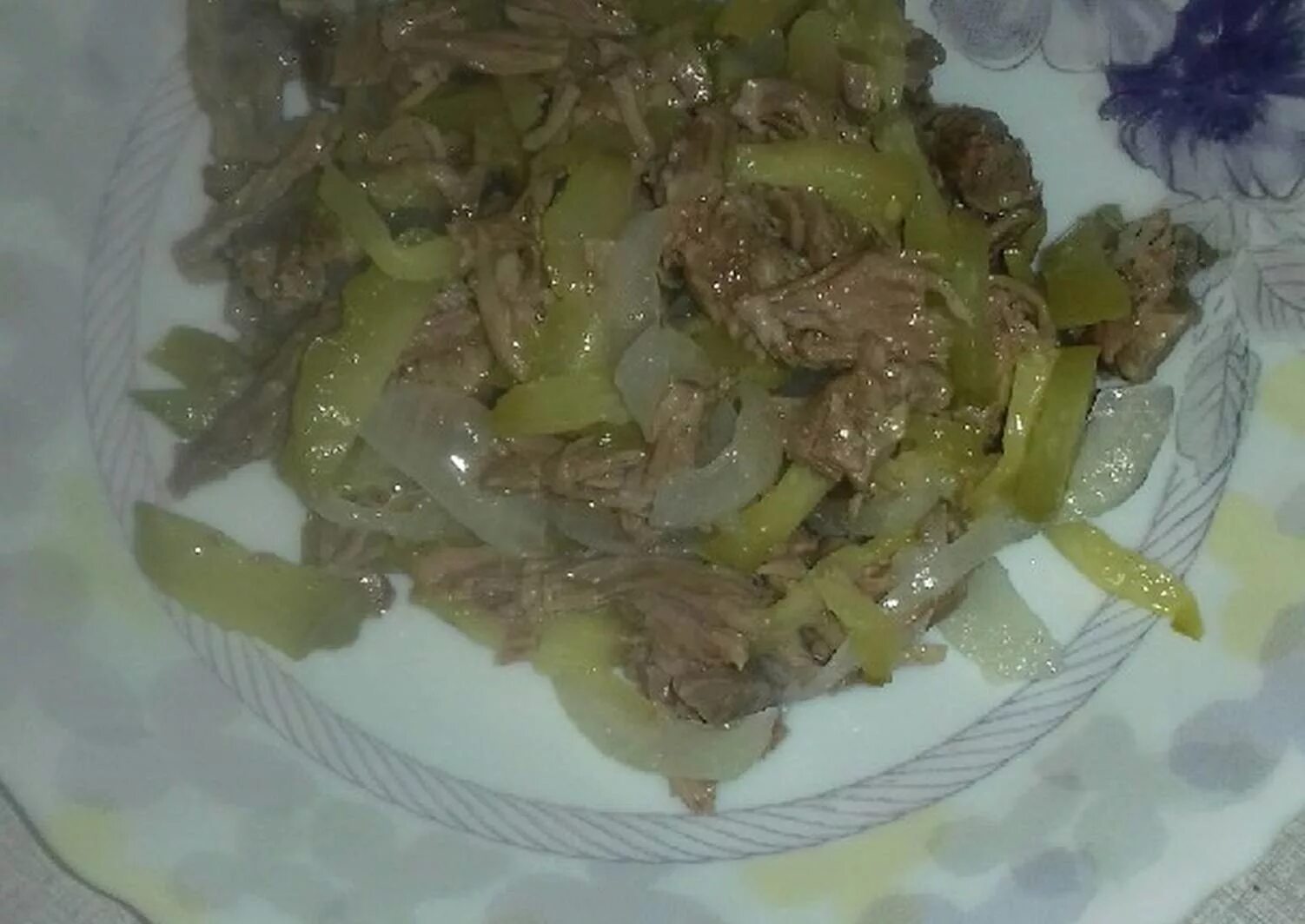 Лук рецепт с фото пошагово. Салат с говядиной и маринованным луком. Салат из говядины с маринованным луком. Салат с говядиной и соленым огурцом. Салат с говядиной солеными огурцами и луком.