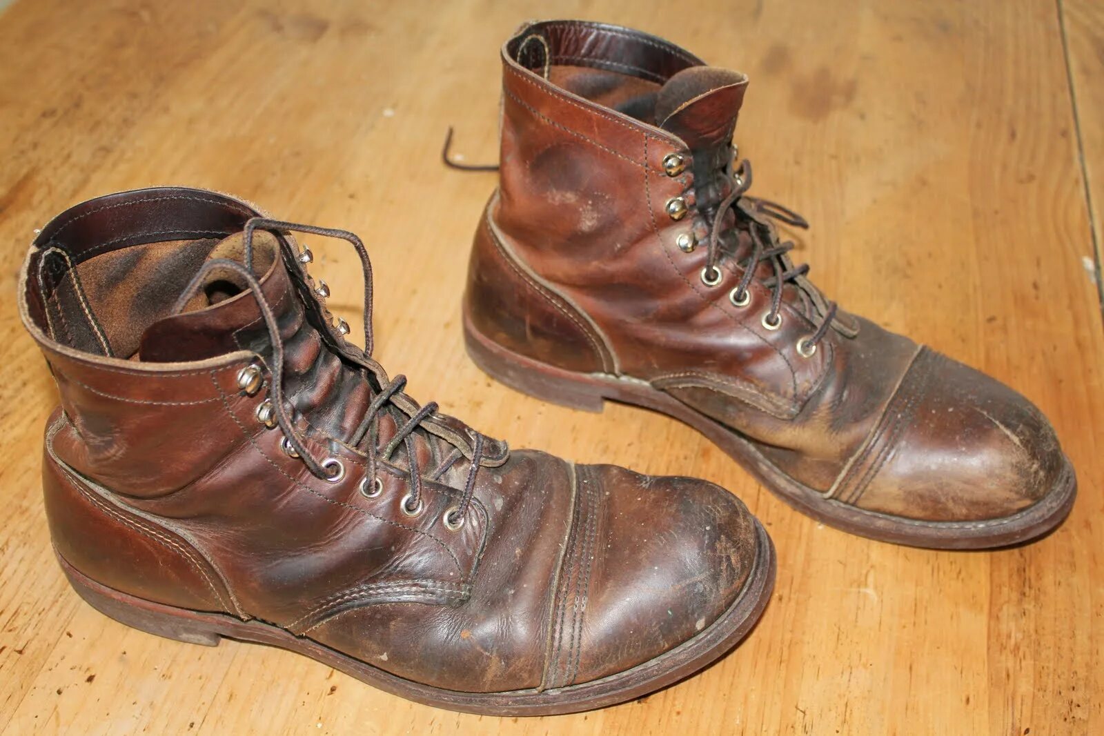 Правый ботинок. Red Wings ботинки. Red Wing Iron Ranger 8119. Берцы Red Wing коричневые мужские. Ботинки Steve MCQUEEN.
