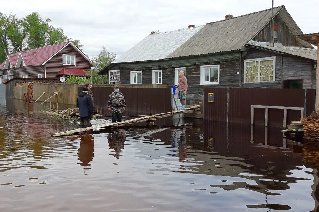 Уровень воды в вологде сегодня. Сосновый берег Вологда потоп. Половодье Вологда. Наводнение в Вологодской области 2021. Сямжа Вологодская область потоп весной.