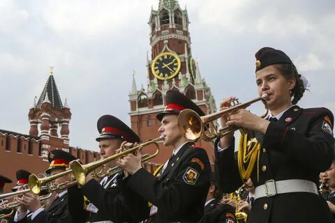 Оркестр играет детям