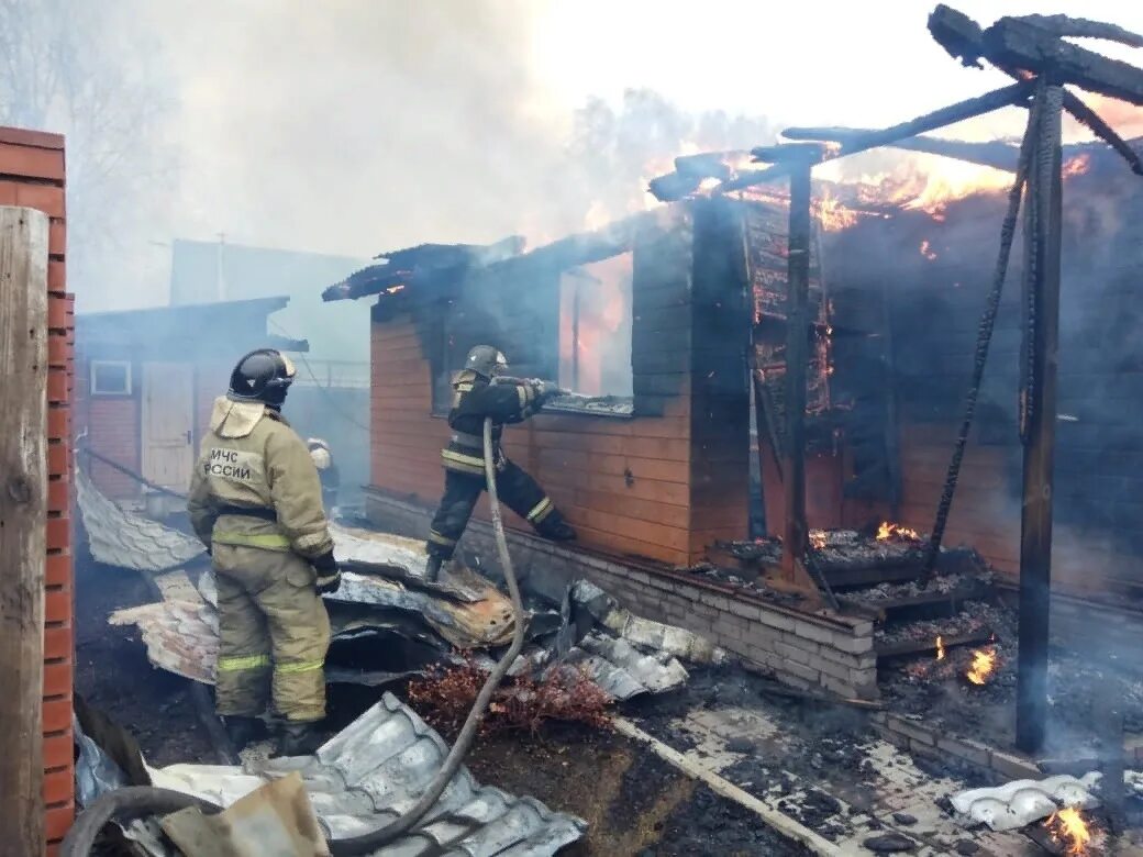 Пожар в коптево сегодня. Пожар в СНТ. Пожар в садовом товариществе. Сгоревший дом. Пожар в Ивантеевке.
