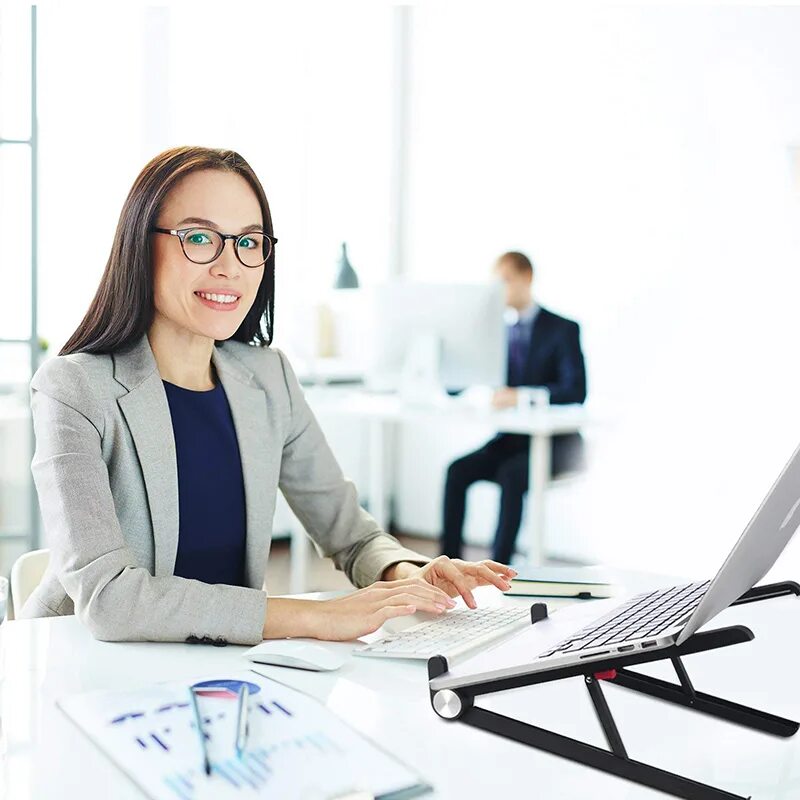 требуется риэлтор. молодые бизнесмены. застройщик. девушка в квартире. менеджер отдела продаж косметика глобус.