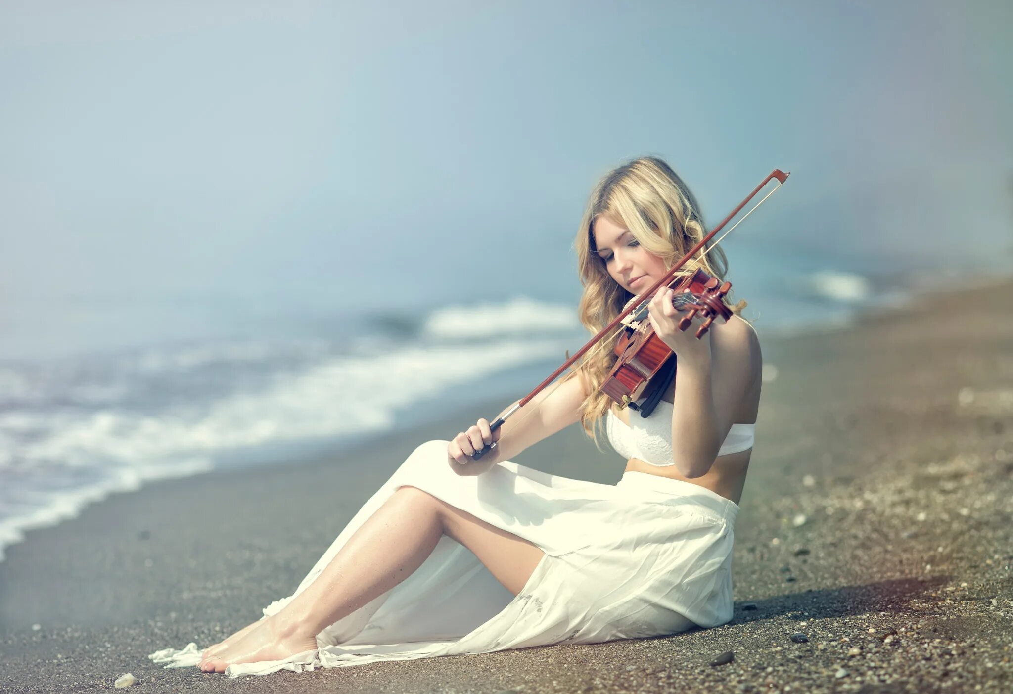 Красивая инструментальная музыка в современной обработке. Девушки со скрипкой. Скрипка и море. Девушка скрипачка. Красивая скрипачка.