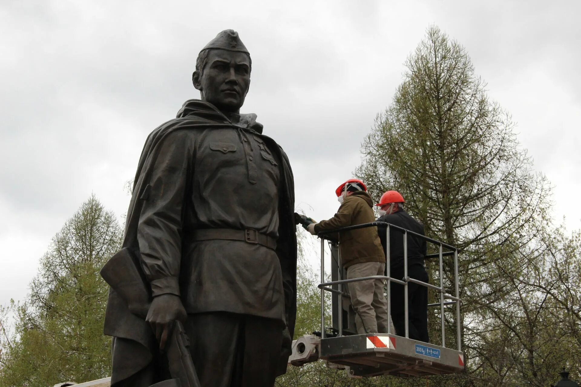 В каком городе воин освободитель установлен. Заинск памятник воину освободителю. памятник воину освободителю снежинск. парк победы омск памятник воину освободителю. памятник воину освободителю мемориал лебедянь.