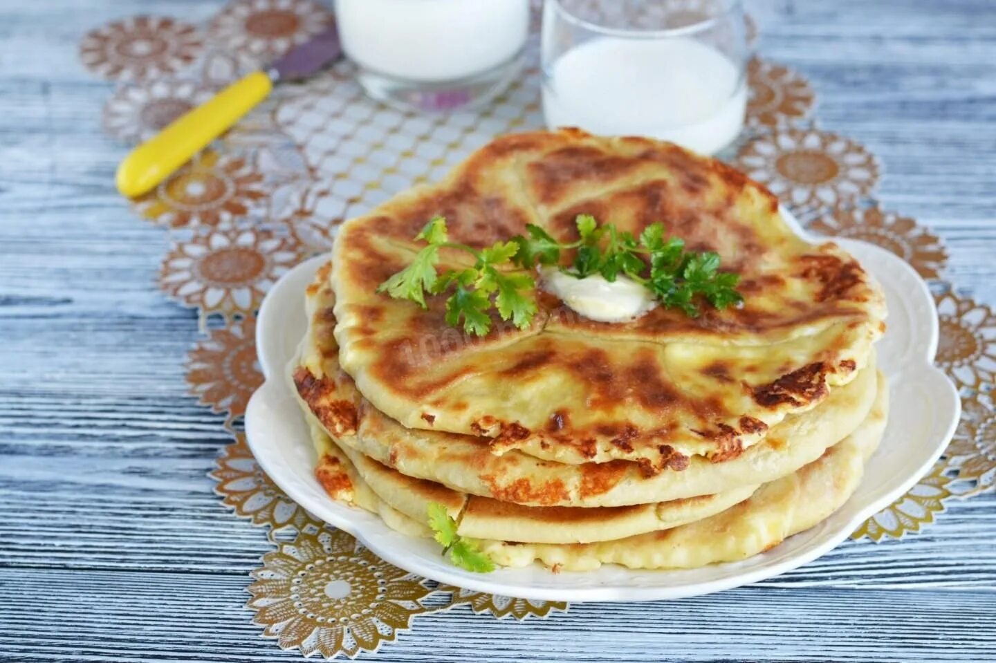 Адыгейские лепешки. Хачапури с сыром на сковороде. Сырная лепешка хачапури. Хачапури на кефире с сыром на сковороде. Простое хачапури с сыром на сковороде