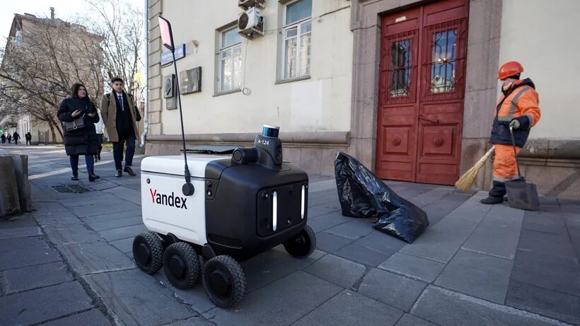 Робот почтальон в москве. Робот доставщик яндекс. Робот почтальон. Робот курьер. Робот почтальон яндекс.