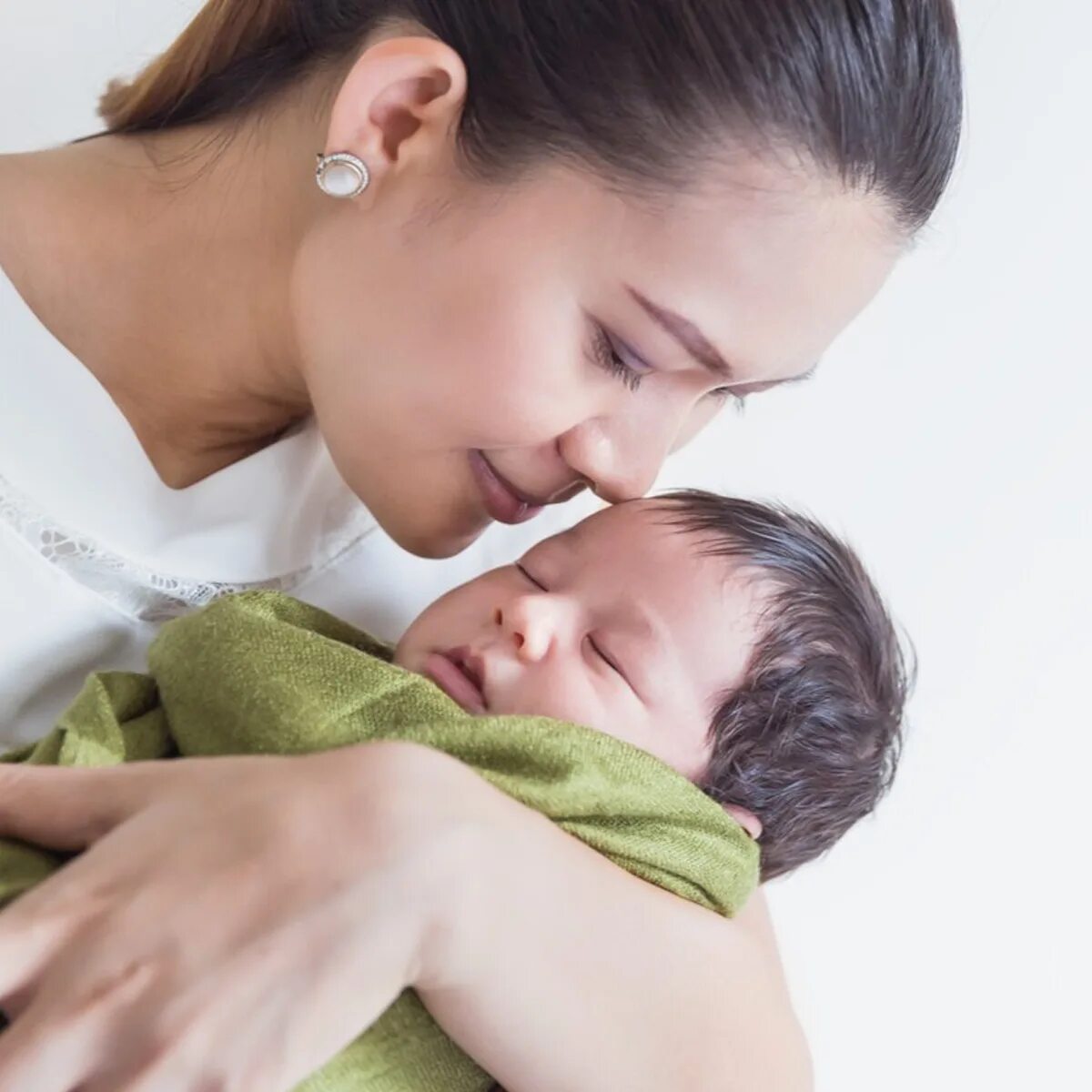 Мама с малышом в роддоме. Birth mother. Birth mother. Мама держит ребенка на руках. Женщины после рождения.
