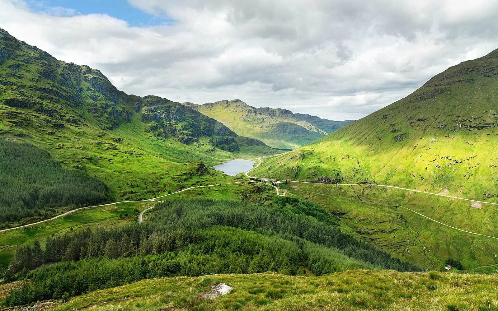 Грин маунтин. Озеро в холмах. Озеро с золотыми холмами. Lakes between hills of scotland. Холмы карелии.
