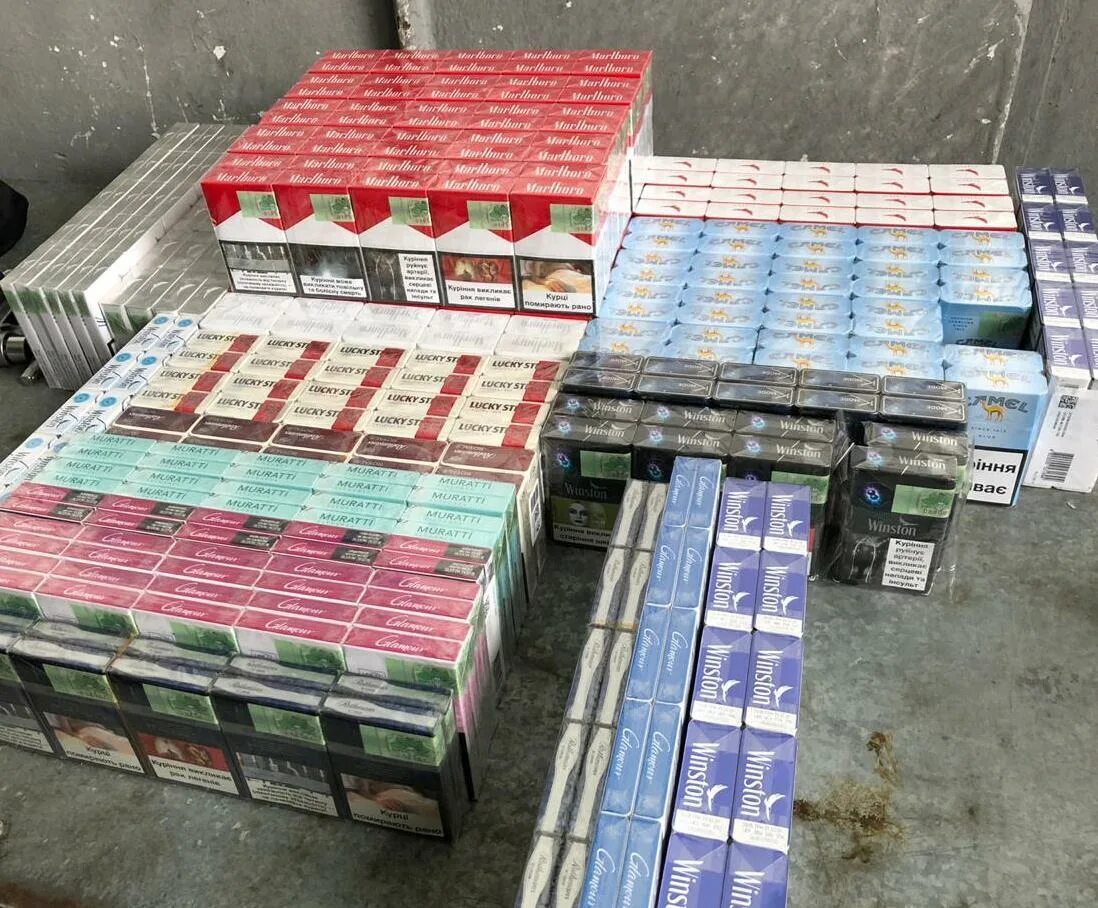 1 блок сигарет. Сигареты 500 пачек. Немаркированные сигареты. Блок сигарет. 100 блоков сигарет.