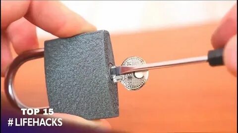Прокручивается ключ в замке
