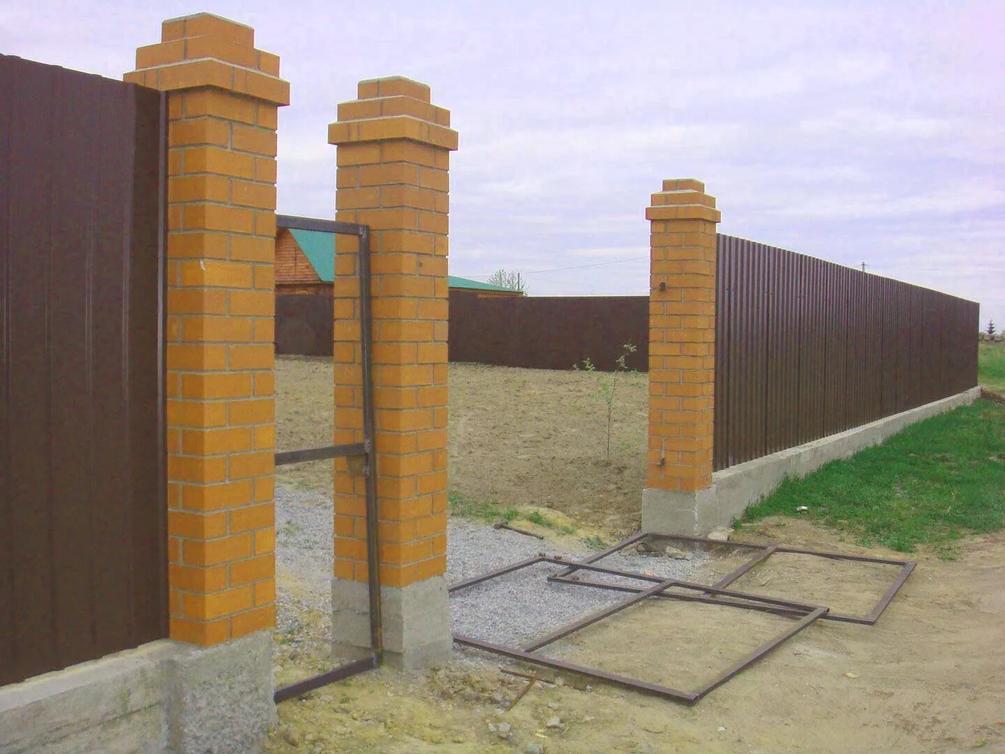 Столбы из кирпича для забора. Забор из кирпичных столбов. столбики из кирпича для забора. забор с колоннами из кирпича.