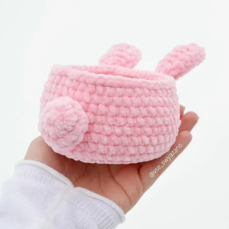 Вязание крючком из плюшевой пряжи корзинки. Вязаный зайка с корзинкой. Корзина из плюшевой пряжи. Корзина из плюшевой пряжи крючком. Ваза из плюшевой пряжи.