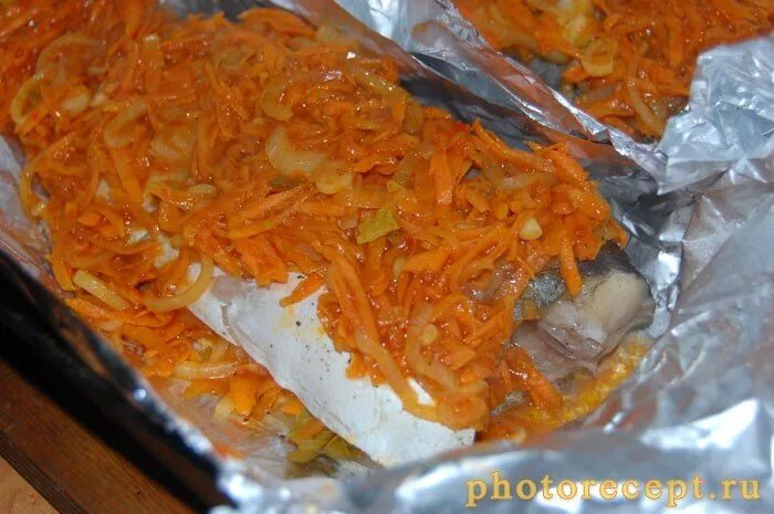 Филе пангасиуса с морковью и луком. Пангасиус с овощами в духовке. пангасиус в духовке с овощами в фольге. пангасиус в фольге. филе пангасиуса в духовке в фольге с овощами и сыром в духовке.