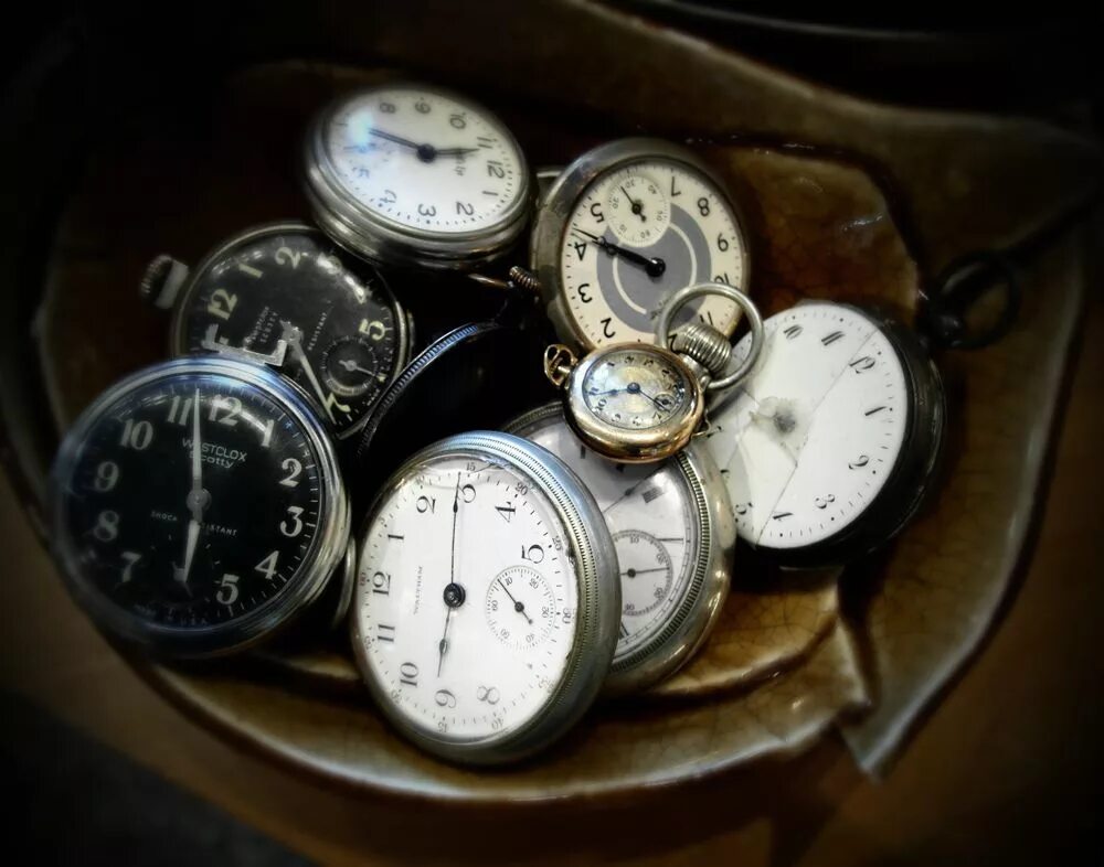 Фото клок мена 2.0. Старые часы. Старые наручные часы Эстетика. Магические карманные часы. Старые сломанные часы.