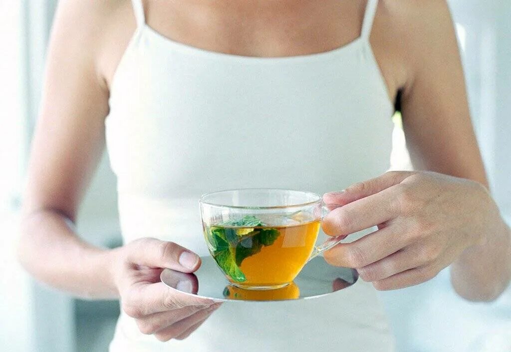 Чай для похудения. Зеленый чай для похудения. Девушка пьет травяной чай. Женщина пьет зеленый чай.