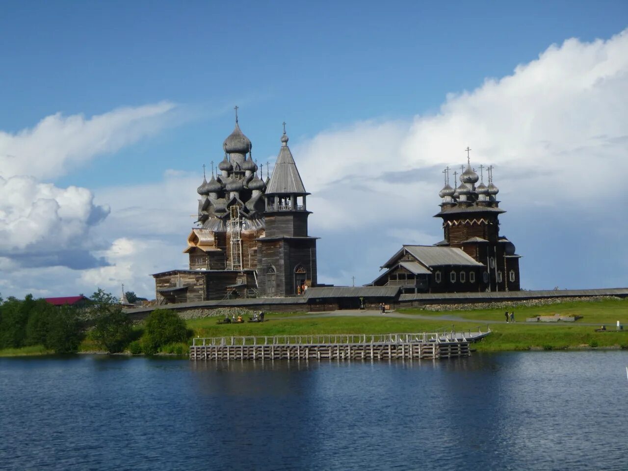 Памятники культуры россии кижи. Архитектурный ансамбль Кижи. Кижский Погост Республика Карелия. Архитектурный ансамбль Кижи Кижский Погост. Архитектурный ансамбль на острове Кижи.