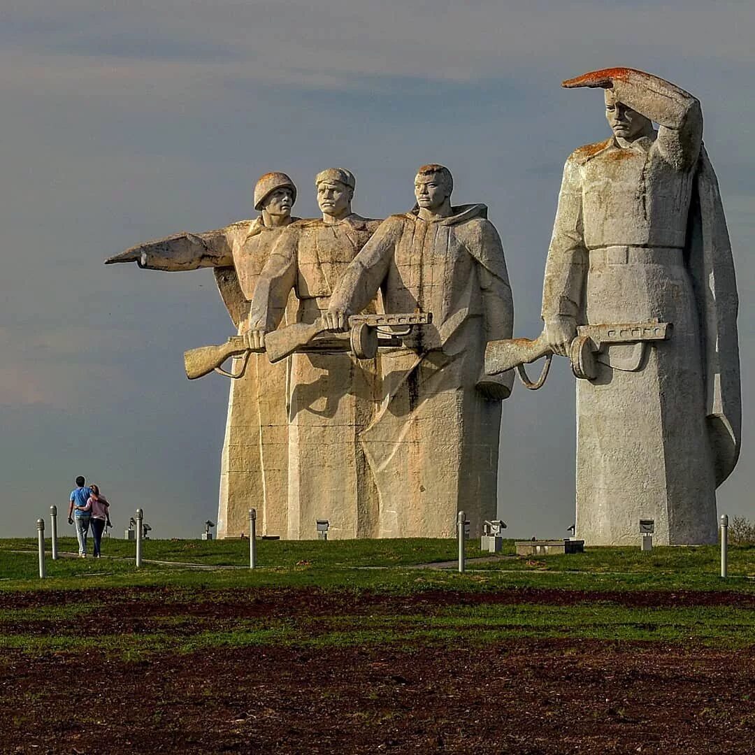 где стоит монумент. остров либерти со статуей свободы. сша остров либерти.